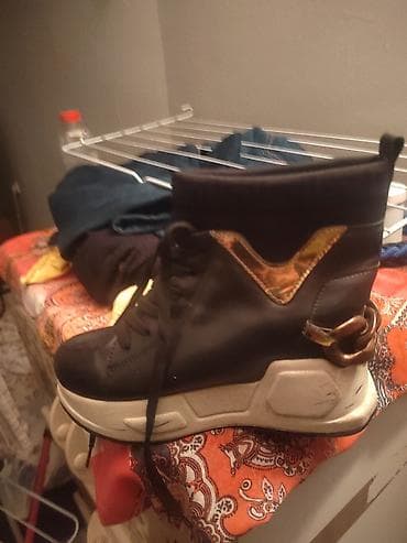 Versace patike – crno‑zlatne high‑top platforme - Model sa povišenim na lalafo.rs — 2 Versace patike – crno‑zlatne high‑top platforme - Model sa povišenim — 2