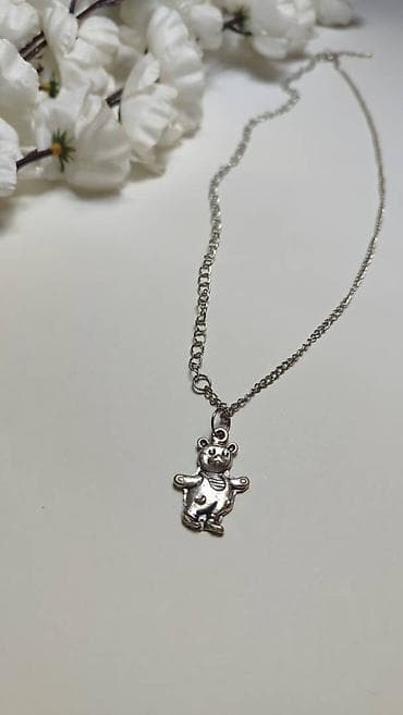 Ogrlica sa priveskom medvedića - Materijal: metal u srebrnoj boji - na lalafo.rs — 1 Ogrlica sa priveskom medvedića - Materijal: metal u srebrnoj boji - — 1