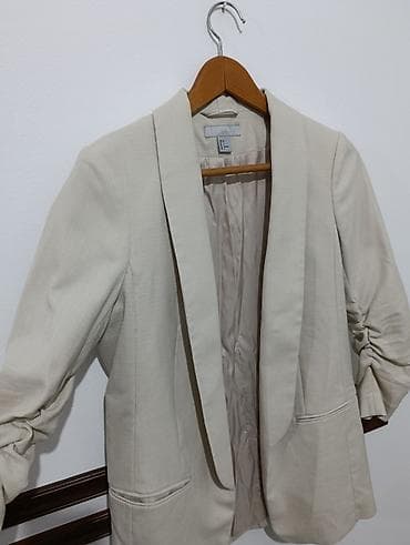 H&M sako u bež boji u odličnom stanju. Rukavi su nabrani na lalafo.rs — 6 H&M sako u bež boji u odličnom stanju. Rukavi su nabrani — 6