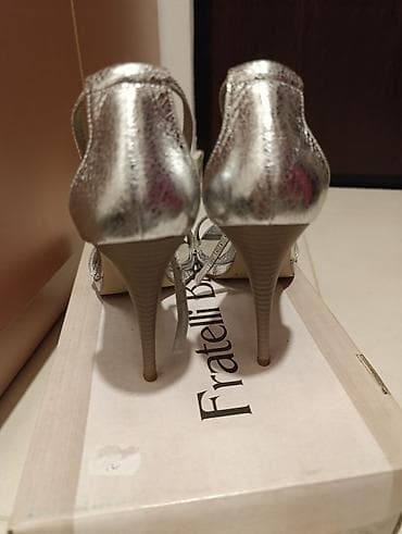 Elegantne srebrne sandale sa tankim kaišićem oko zgloba marke Fratelli na lalafo.rs — 9 Elegantne srebrne sandale sa tankim kaišićem oko zgloba marke Fratelli — 9