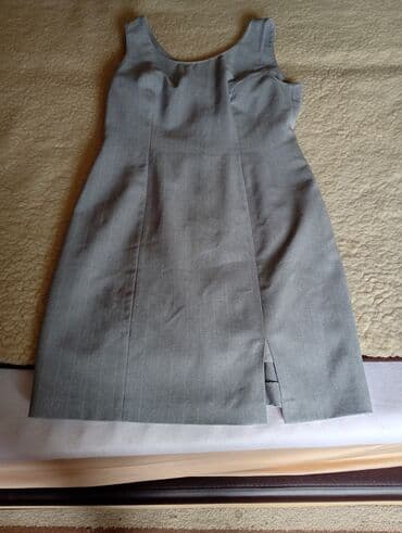 Sivo elegantno žensko haljina bez rukava, kroja olovka. - Materijal na lalafo.rs Sivo elegantno žensko haljina bez rukava, kroja olovka. - Materijal