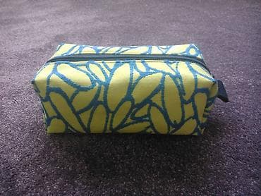 Neseser, kvadratnog oblika, dimenzije 9x7x18cm. Izrađen od tekstila na lalafo.rs — 1 Neseser, kvadratnog oblika, dimenzije 9x7x18cm. Izrađen od tekstila — 1