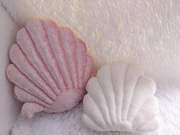 Dekorativni jastuci u obliku školjke - Set od dva plišana jastuka na lalafo.rs — 4 Dekorativni jastuci u obliku školjke - Set od dva plišana jastuka — 4