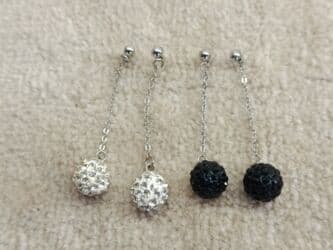 Oba para visećih minđuša, loptice od cirkona, bele i crne. Oba para na lalafo.rs Oba para visećih minđuša, loptice od cirkona, bele i crne. Oba para