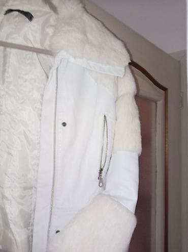 Ženska kraća jakna u beloj boji sa detaljima od krzna. - Materijal na lalafo.rs — 2 Ženska kraća jakna u beloj boji sa detaljima od krzna. - Materijal — 2
