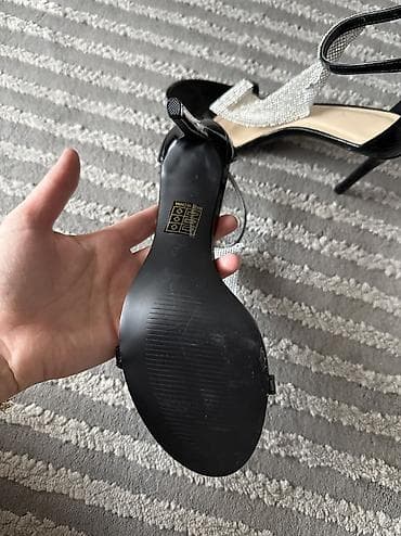 Stikle sa kristalima koji reflektuju prelep odsjaj. Lakovane. Dostupne na lalafo.rs — 3 Stikle sa kristalima koji reflektuju prelep odsjaj. Lakovane. Dostupne — 3