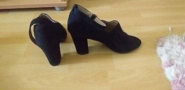 Potpuno nove sandale, broj 37.
Veštački materijal.
Visina štikle 8 cm na lalafo.rs — 4 Potpuno nove sandale, broj 37.
Veštački materijal.
Visina štikle 8 cm — 4