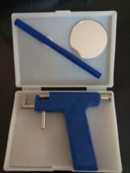 Profesionalni set za bušenje ušiju - Pištolj za bušenj koe ušiju sa na lalafo.rs Profesionalni set za bušenje ušiju - Pištolj za bušenj koe ušiju sa