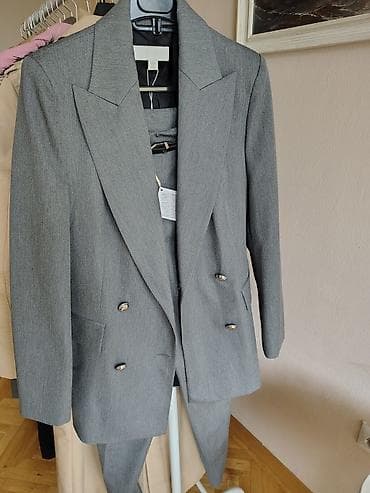 dve suknje po: Žensko sivo odelo. Blejzer sa dvorednim kopčanjem - Model at lalafo.rs — 2 dve suknje po: Žensko sivo odelo. Blejzer sa dvorednim kopčanjem - Model — 2