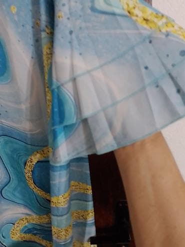 Tunika/haljina laganog kroja sa V‑izrezom. Materijal je tanak i na lalafo.rs — 3 Tunika/haljina laganog kroja sa V‑izrezom. Materijal je tanak i — 3