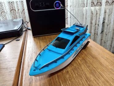 Nov RC čamac sa daljinskim upravljačem dometa do 20 m. Napravljen je na lalafo.rs Nov RC čamac sa daljinskim upravljačem dometa do 20 m. Napravljen je