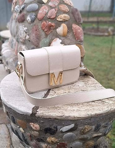 Ženska torbica preko ramena sa širokim kaišem i metalnim slovom “M” - at lalafo.rs — 10 Ženska torbica preko ramena sa širokim kaišem i metalnim slovom “M” - — 10