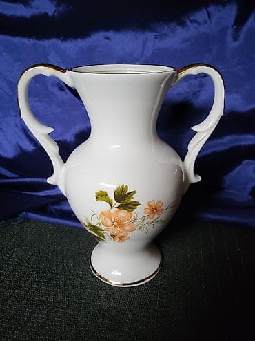Antiques: Vaza Zajecar porcelan iz 70ih.god. Vaza je perfektna,pozlata ocuvana at lalafo.rs — 5 Antiques: Vaza Zajecar porcelan iz 70ih.god. Vaza je perfektna,pozlata ocuvana — 5