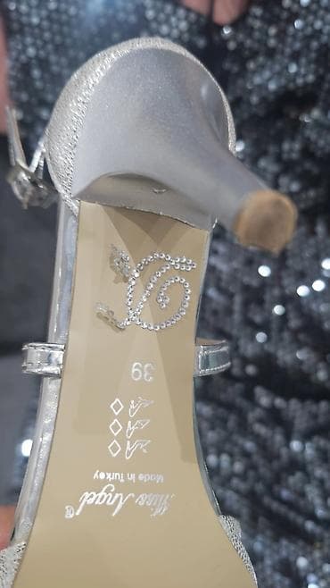 Set za svečane prilike: šljokičasta haljina + srebrne sandale - na lalafo.rs — 3 Set za svečane prilike: šljokičasta haljina + srebrne sandale - — 3