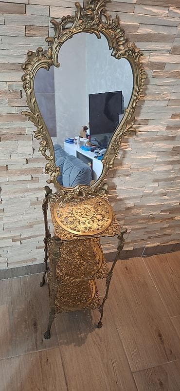 Stilsko ogledalo sa bogato ukrašenim okvirom - Ram: livena bronza na lalafo.rs Stilsko ogledalo sa bogato ukrašenim okvirom - Ram: livena bronza