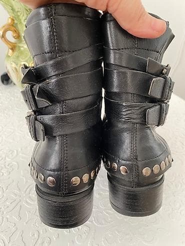 Crne kožne bajkerske čizme sa ukrasnim detaljima. - Materijal na lalafo.rs — 2 Crne kožne bajkerske čizme sa ukrasnim detaljima. - Materijal — 2