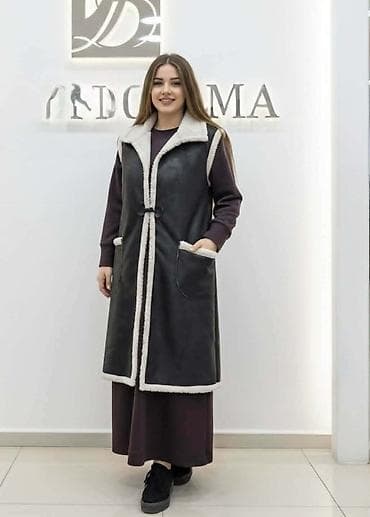 Ženska duga prsluk‑bunda (bez ik rukava) od eko kože sa toplom na lalafo.rs Ženska duga prsluk‑bunda (bez ik rukava) od eko kože sa toplom