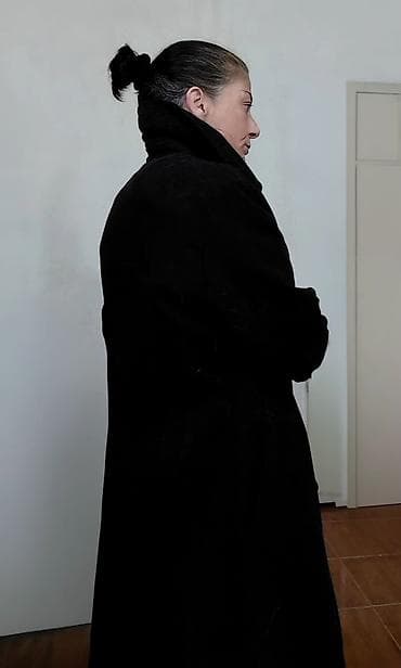 Crni ženski kaput – duži model s dvorednim kopčanjem broj 42 - na lalafo.rs — 5 Crni ženski kaput – duži model s dvorednim kopčanjem broj 42 - — 5