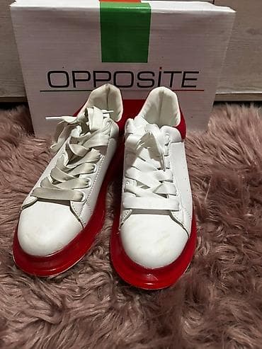 Patike sa debljim đonom u beloj boji sa crvenim detaljima. Gornjište at lalafo.rs — 1 Patike sa debljim đonom u beloj boji sa crvenim detaljima. Gornjište — 1