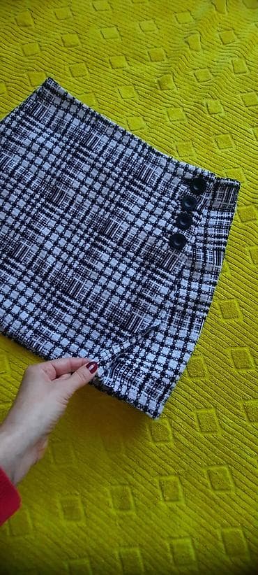 Prelepa karo suknja sa dugmićima i postavom, vel L, u odličnom stanju at lalafo.rs — 2 Prelepa karo suknja sa dugmićima i postavom, vel L, u odličnom stanju — 2