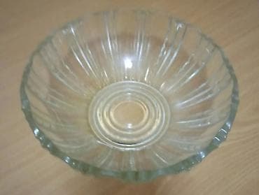 Set staklenih činija i dekorativna tacna Opis: - Tri staklene činije na lalafo.rs — 2 Set staklenih činija i dekorativna tacna Opis: - Tri staklene činije — 2