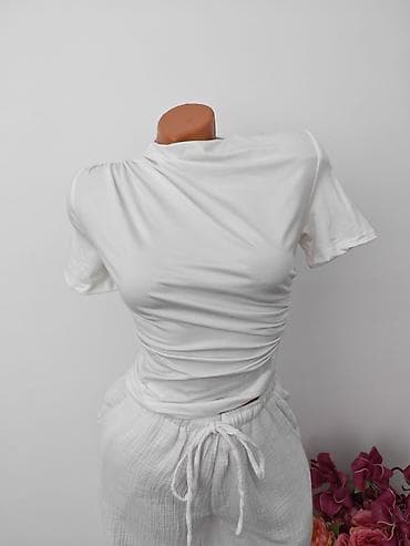 Bela ženska majica kratkih rukava Idealna za kombinovanje sa na lalafo.rs — 1 Bela ženska majica kratkih rukava Idealna za kombinovanje sa — 1