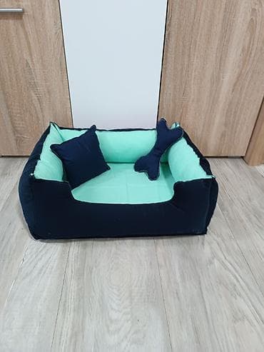 Meko krevetić za kućne ljubimce (psi/mačke) sa jastukom i igračkom - na lalafo.rs Meko krevetić za kućne ljubimce (psi/mačke) sa jastukom i igračkom -