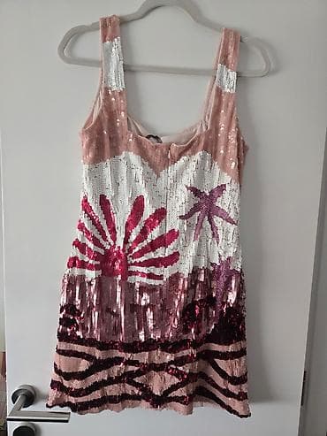 Šljokičasta mini haljina bez rukava - Brend: River Island (etiketa na lalafo.rs — 2 Šljokičasta mini haljina bez rukava - Brend: River Island (etiketa — 2