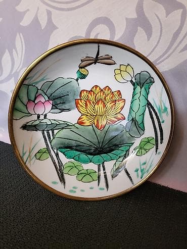 Tanjir nov za na zid rucno oslikan iz 70ih. Tanjir pun porcelan na lalafo.rs Tanjir nov za na zid rucno oslikan iz 70ih. Tanjir pun porcelan