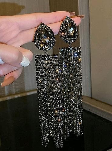 Duge viseće minđuše sa kristalima – glamurozni statement aksesoar. - at lalafo.rs — 2 Duge viseće minđuše sa kristalima – glamurozni statement aksesoar. - — 2