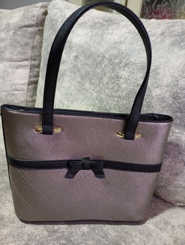 Elegantna ženska torba – sive boje sa crnim detaljima - Materijal na lalafo.rs Elegantna ženska torba – sive boje sa crnim detaljima - Materijal