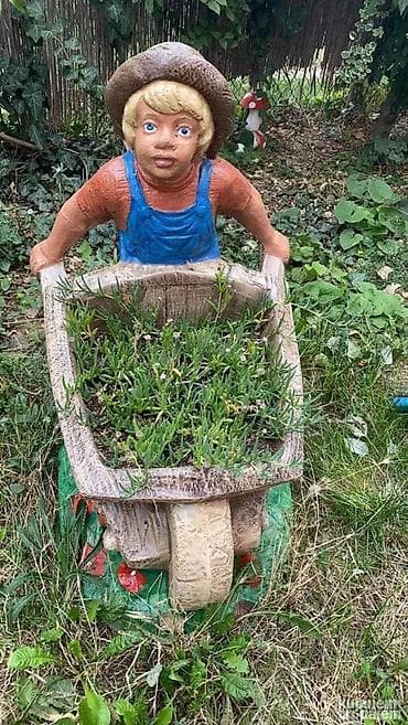 Garden Decor: Betonska Figura – Dečak sa Kolicima Unesite duh detinjstva i šarma u at lalafo.rs — 1 Garden Decor: Betonska Figura – Dečak sa Kolicima Unesite duh detinjstva i šarma u — 1