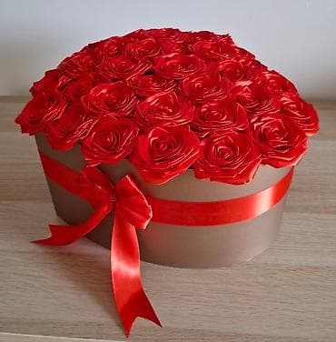 Poklon kutija u obliku srca sa aranžmanom crvenih ruža od satenskih na lalafo.rs — 4 Poklon kutija u obliku srca sa aranžmanom crvenih ruža od satenskih — 4
