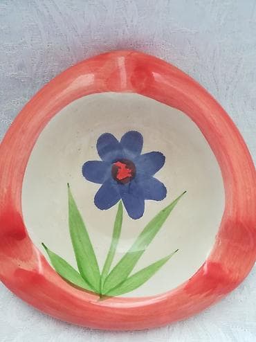 Ukrasna pepeljara keramička, fi 12,5 cm, kao nova na lalafo.rs Ukrasna pepeljara keramička, fi 12,5 cm, kao nova