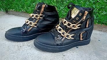 Crne visoke patike sa izraženim zlatnim detaljima. - Dizajn: High-top at lalafo.rs — 2 Crne visoke patike sa izraženim zlatnim detaljima. - Dizajn: High-top — 2