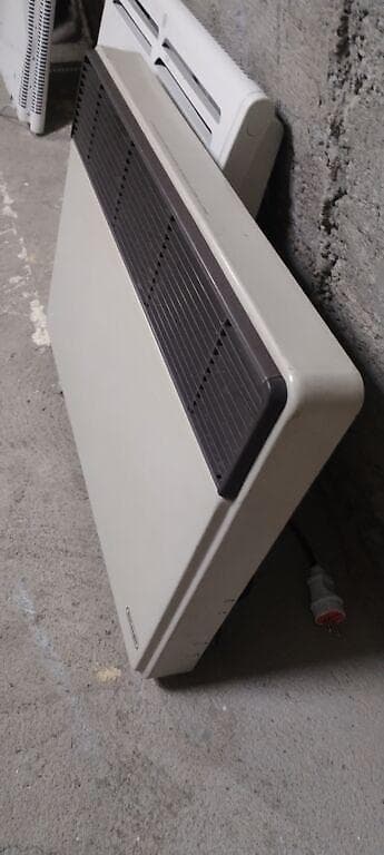 Norveški radijator Delonghi 1000W za povrsine do 15M2 Cena 5500 na lalafo.rs — 6 Norveški radijator Delonghi 1000W za povrsine do 15M2 Cena 5500 — 6