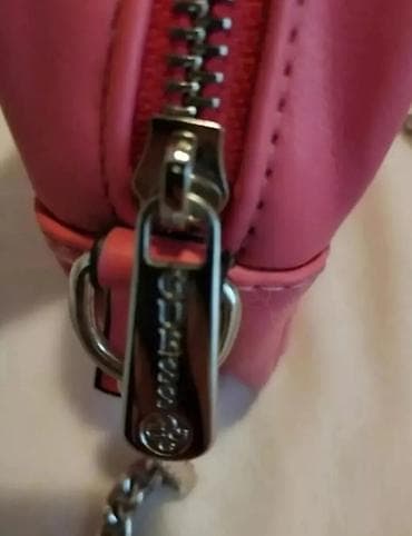 GUESS original pink roze tasna sa lancem. Sirina 24cm Visina 18cm na lalafo.rs — 3 GUESS original pink roze tasna sa lancem. Sirina 24cm Visina 18cm — 3