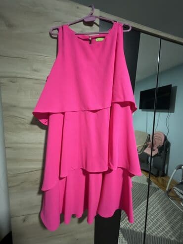 Ženska haljina bez rukava u jarkoj fuksija/roze boji. Model je na lalafo.rs Ženska haljina bez rukava u jarkoj fuksija/roze boji. Model je