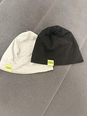 Dve beanie kape – crna i svetlosiva. - Materijal: mekana pamučna na lalafo.rs Dve beanie kape – crna i svetlosiva. - Materijal: mekana pamučna