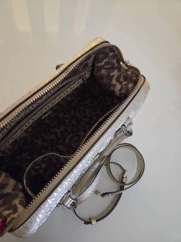 GUESS ženska torba – metalik zlatna - Model: ručna/šoulder torba sa at lalafo.rs — 4 GUESS ženska torba – metalik zlatna - Model: ručna/šoulder torba sa — 4