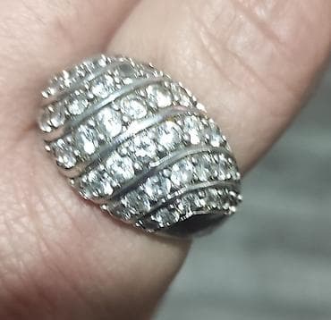 Srebrni prsten sa više redova belih kamenčića Masivni prsten srebro. - na lalafo.rs Srebrni prsten sa više redova belih kamenčića Masivni prsten srebro. -