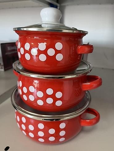 Emajlirani set šerpi sa poklopcima – retro dizajn na bele tufne - na lalafo.rs Emajlirani set šerpi sa poklopcima – retro dizajn na bele tufne -