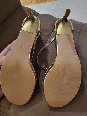 Zlatne sandale na štiklu, nikada nošene, nove
Broj 40 na lalafo.rs — 3 Zlatne sandale na štiklu, nikada nošene, nove
Broj 40 — 3