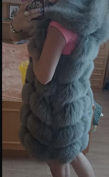 Siva ženska bunda/prsluk od krzna sa kapuljačom. - Model: bez rukava na lalafo.rs — 1 Siva ženska bunda/prsluk od krzna sa kapuljačom. - Model: bez rukava — 1