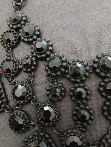 Statement ogrlica u gotik/barok stilu – crni kristali i tamni metal na lalafo.rs — 2 Statement ogrlica u gotik/barok stilu – crni kristali i tamni metal — 2