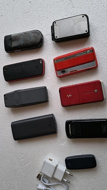 Lot starih mobilnih telefona + punjač Sadržaj: - Više klasičnih na lalafo.rs — 4 Lot starih mobilnih telefona + punjač Sadržaj: - Više klasičnih — 4