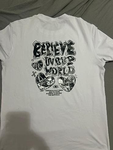 Bela pamučna majica kratkih rukava sa printom. - Kroj: klasičan na lalafo.rs — 2 Bela pamučna majica kratkih rukava sa printom. - Kroj: klasičan — 2