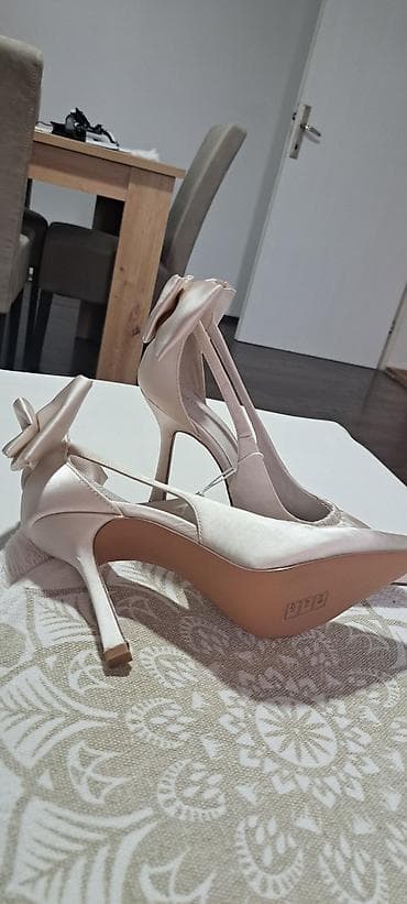 Elegantne salonke sa mašnom – satenske, boja šampanj/boje pudera. - na lalafo.rs — 1 Elegantne salonke sa mašnom – satenske, boja šampanj/boje pudera. - — 1