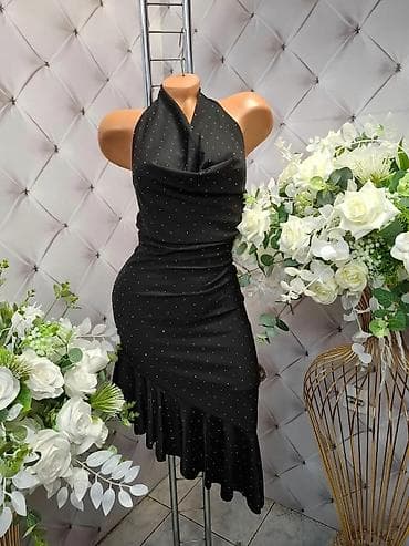 Elegantna crna haljina sa sitnim svetlucavim tačkicama. Model sa na lalafo.rs Elegantna crna haljina sa sitnim svetlucavim tačkicama. Model sa