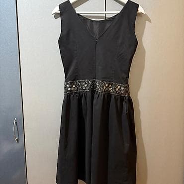 Elegantna crna haljina bez rukava, idealna za svečane prilike. Haljina na lalafo.rs — 3 Elegantna crna haljina bez rukava, idealna za svečane prilike. Haljina — 3